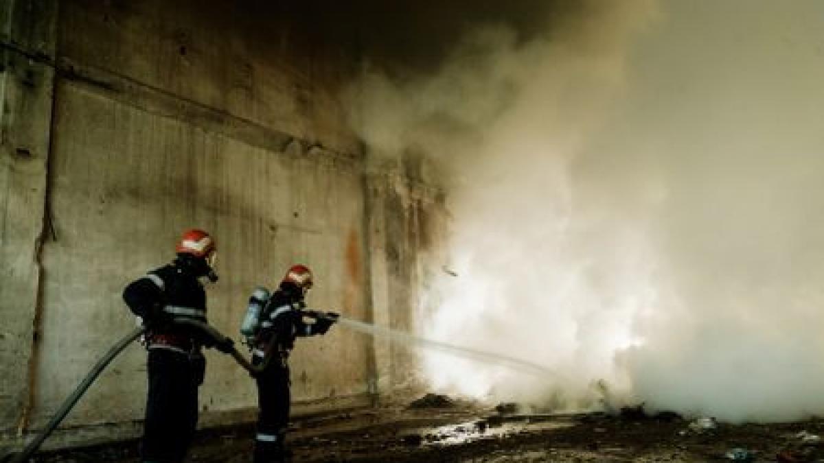 incendiu puternic la o fabrica de cherestea din suceava
