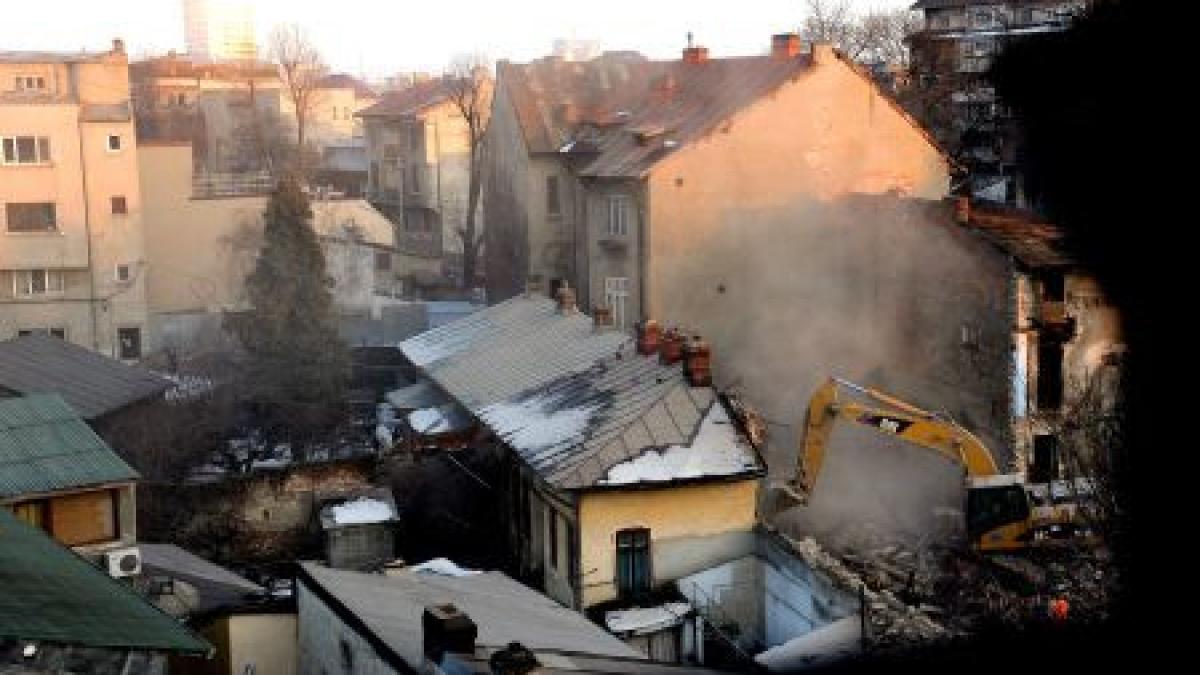 un copil a ajuns in stare grava la spital dupa ce a cazut de pe o cladire