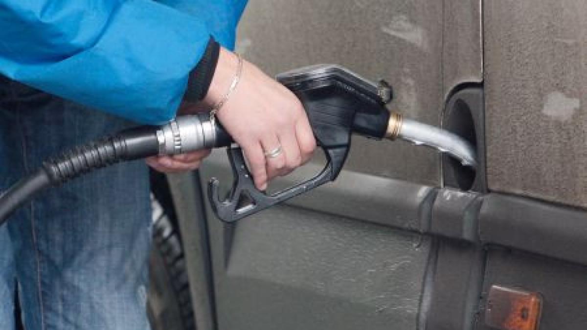 un tanar fara permis si a alimentat masina la o benzinarie si a plecat fara sa plateasca