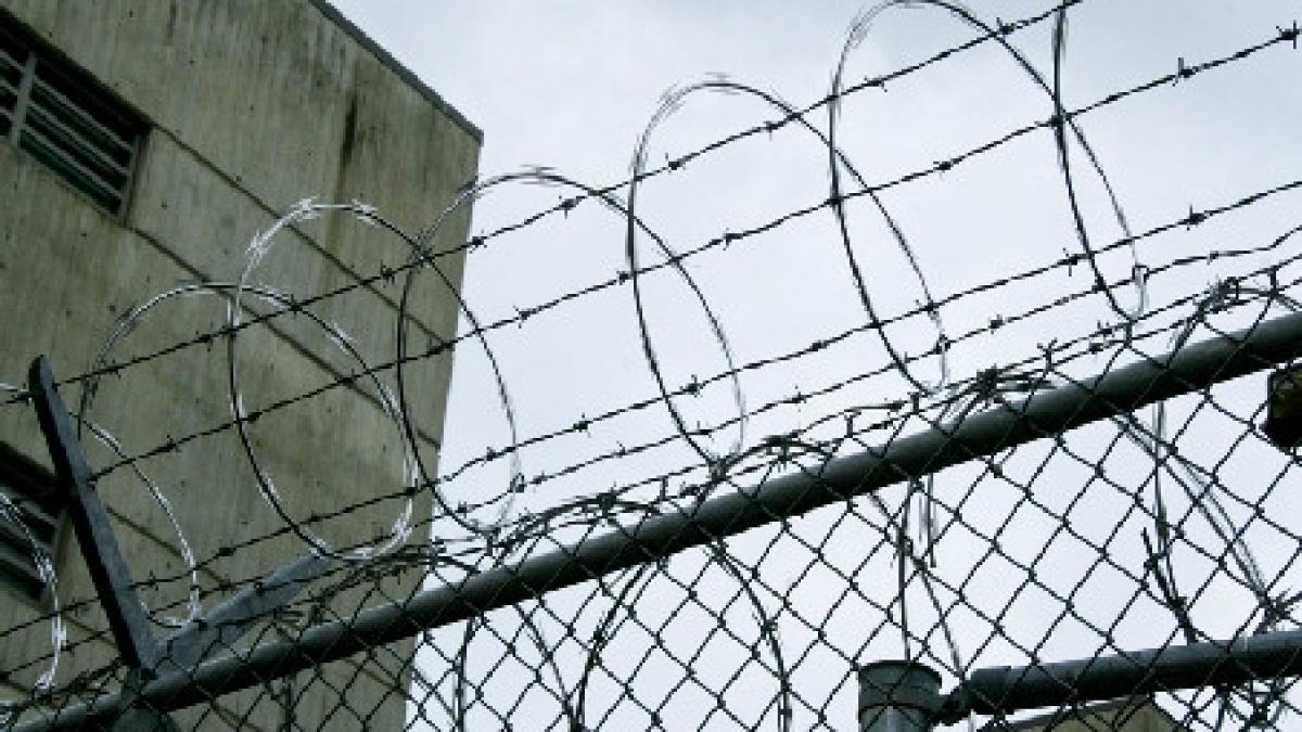 mai multi hoti au intrat prin efractie intr o inchisoare si au furat scule dintr un atelier