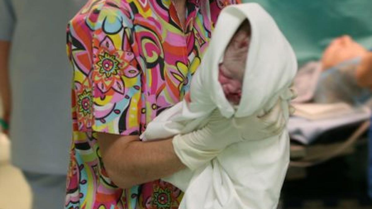 o mama si bebelusul ei gasiti morti femeia era spanzurata si copilul era intoxicat cu gaze