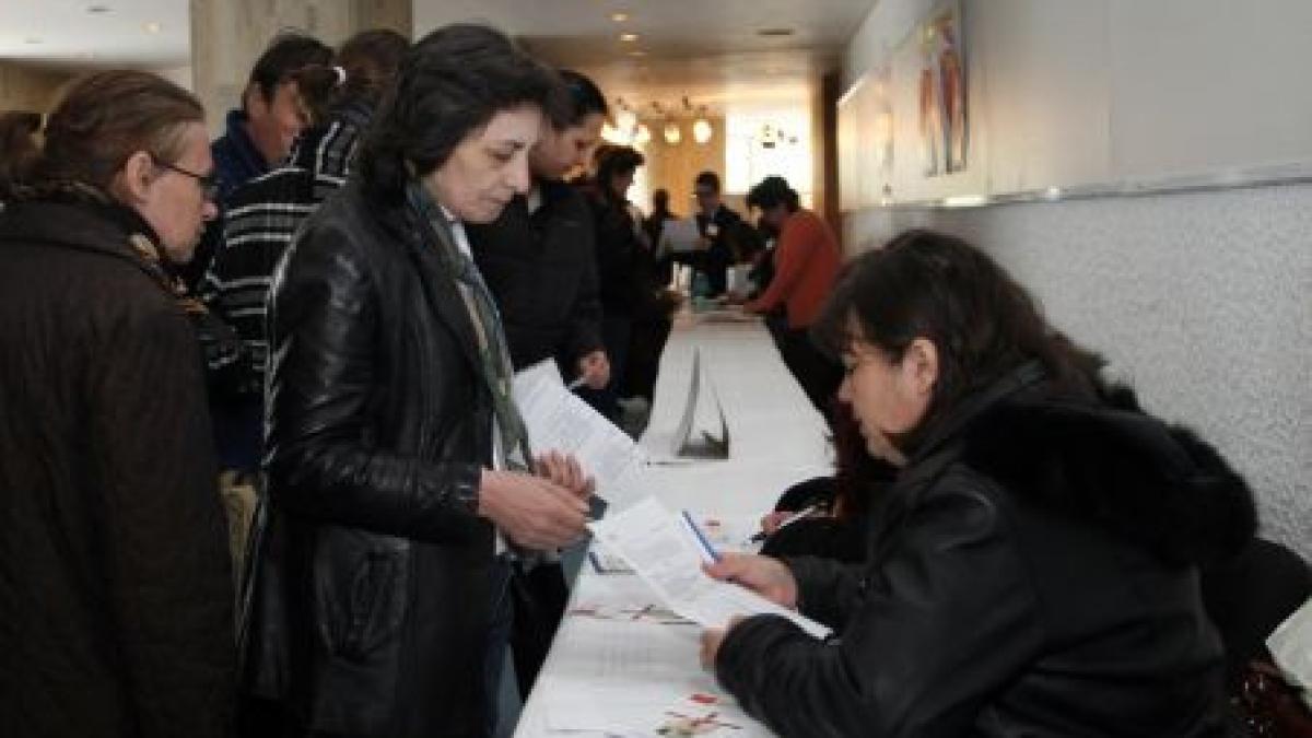 romanii intra in concediu medical pentru a incasa ajutorul de la stat