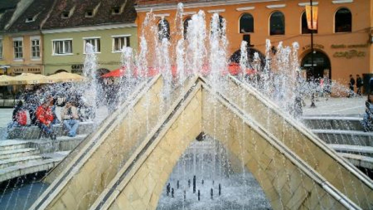 un tanar gol pusca a facut baie intr o fantana din centrul brasovului