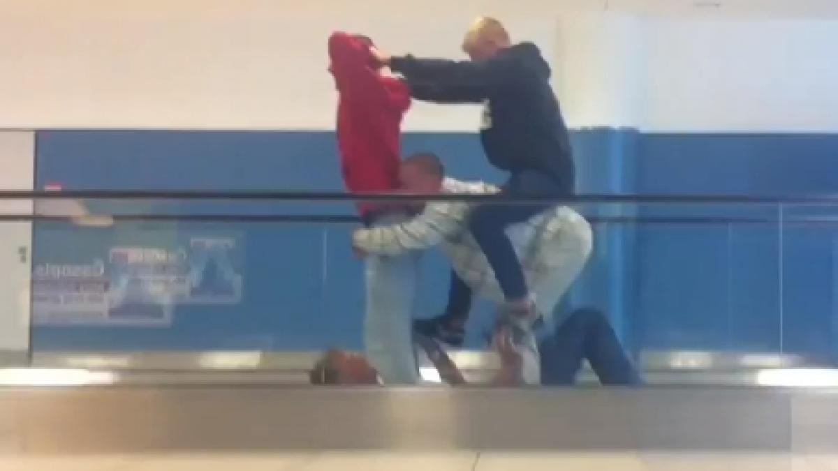 distractie pe o banda rulanta in aeroport bicicleta umana