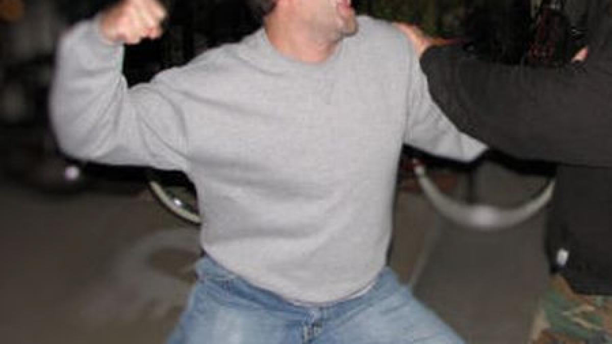 imagini socante un barbat a fost batut pe o strada din deva