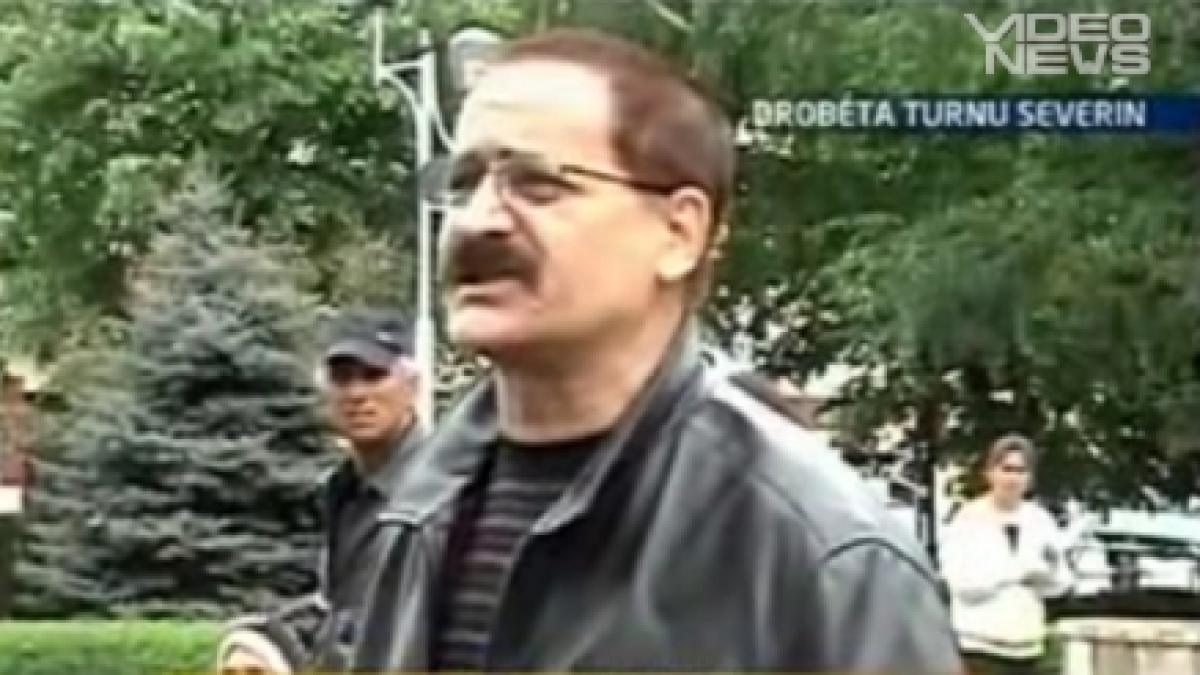 protestatarul anti boc din mehedinti s a legat cu lanturi in fata prefecturii