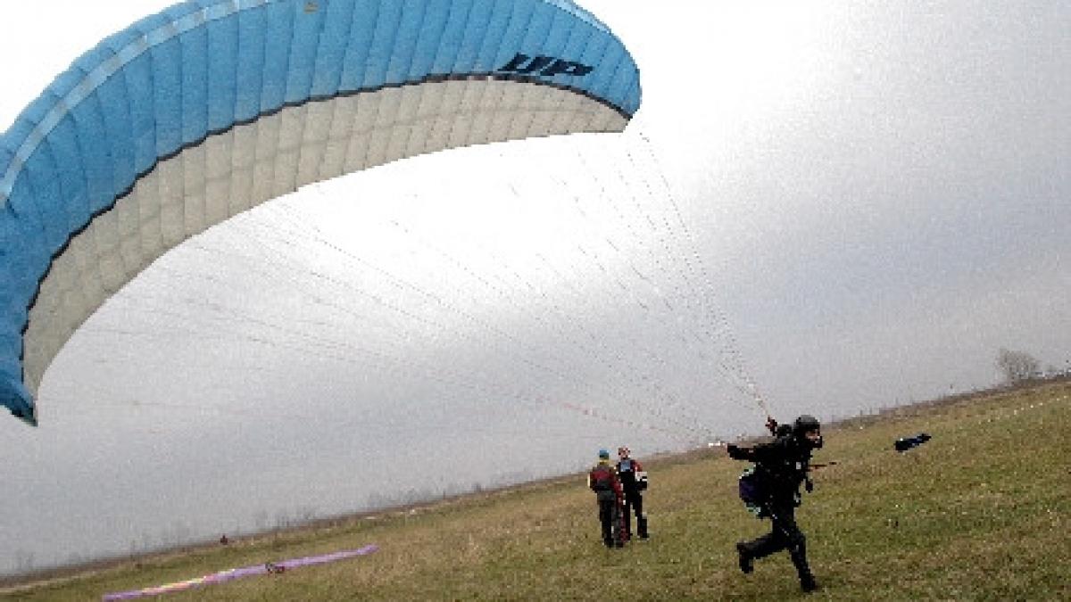 un sucevean a distrus doua parapante cu tractorul pentru ca ii distrug culturile de secara