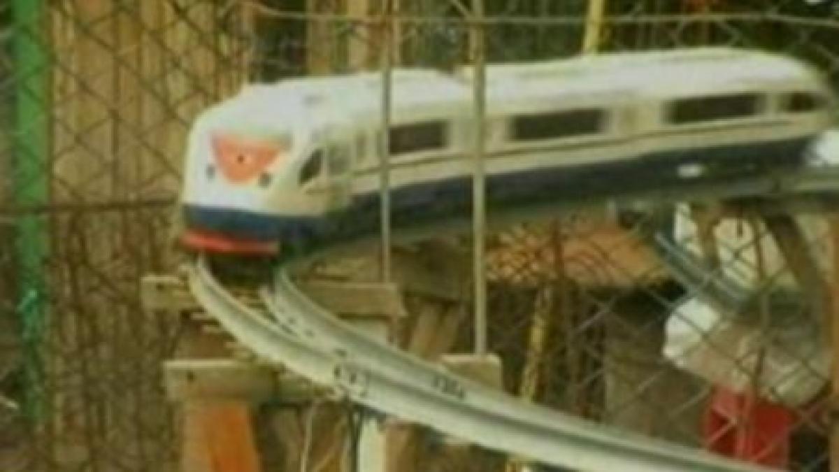 un rus si a construit in curtea casei o retea feroviara in miniatura