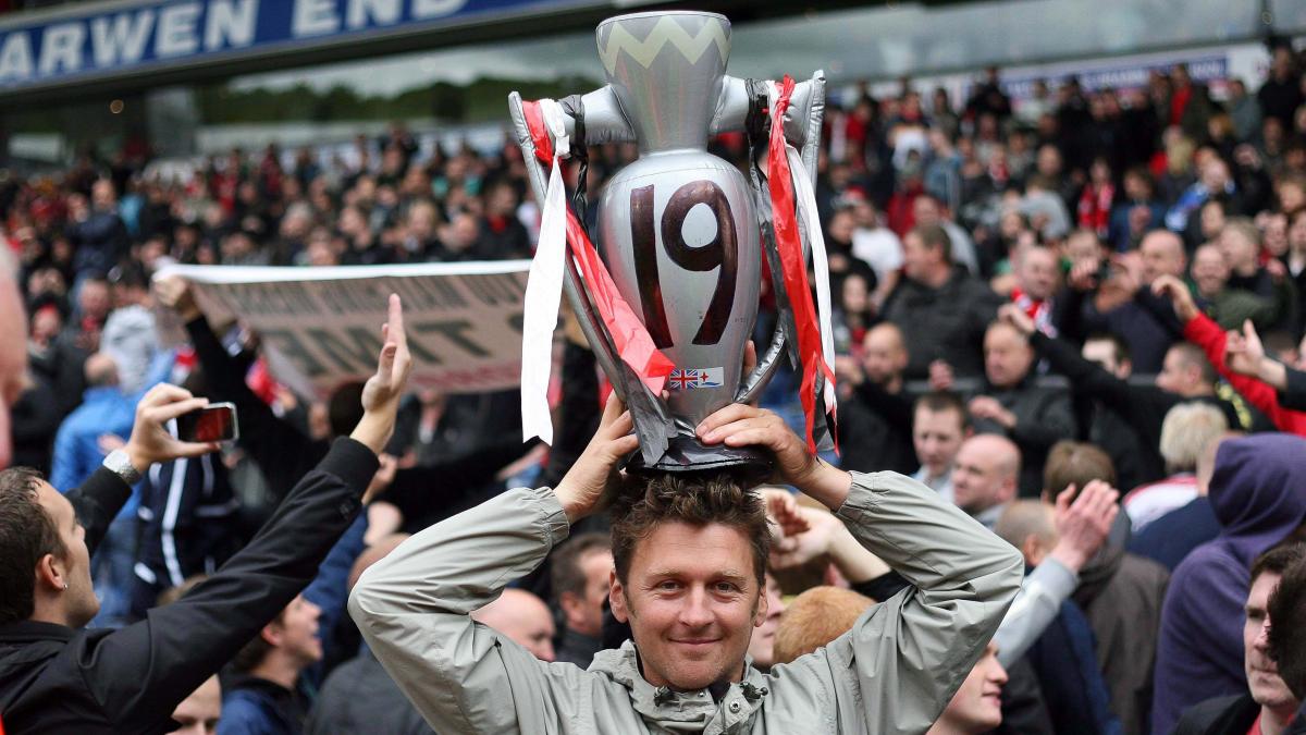 sarbatoare la manchester united a castigat titlul pentru a 19 a oara city a luat cupa angliei