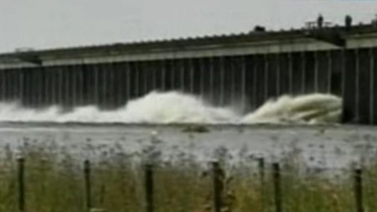 solutie disperata americanii inunda cateva orasele pentru a preveni ruperea digurilor de pe