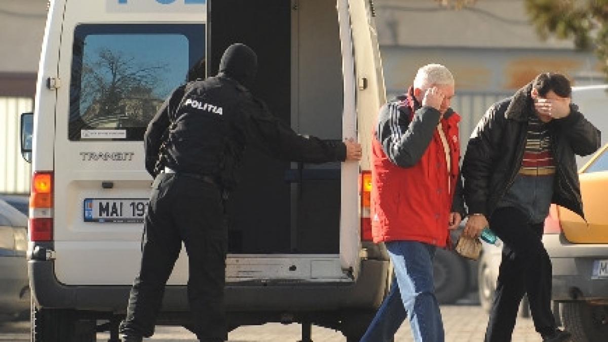 descinderi la caras severin mascatii au retinut patru persoane implicate in contrabanda cu tigari
