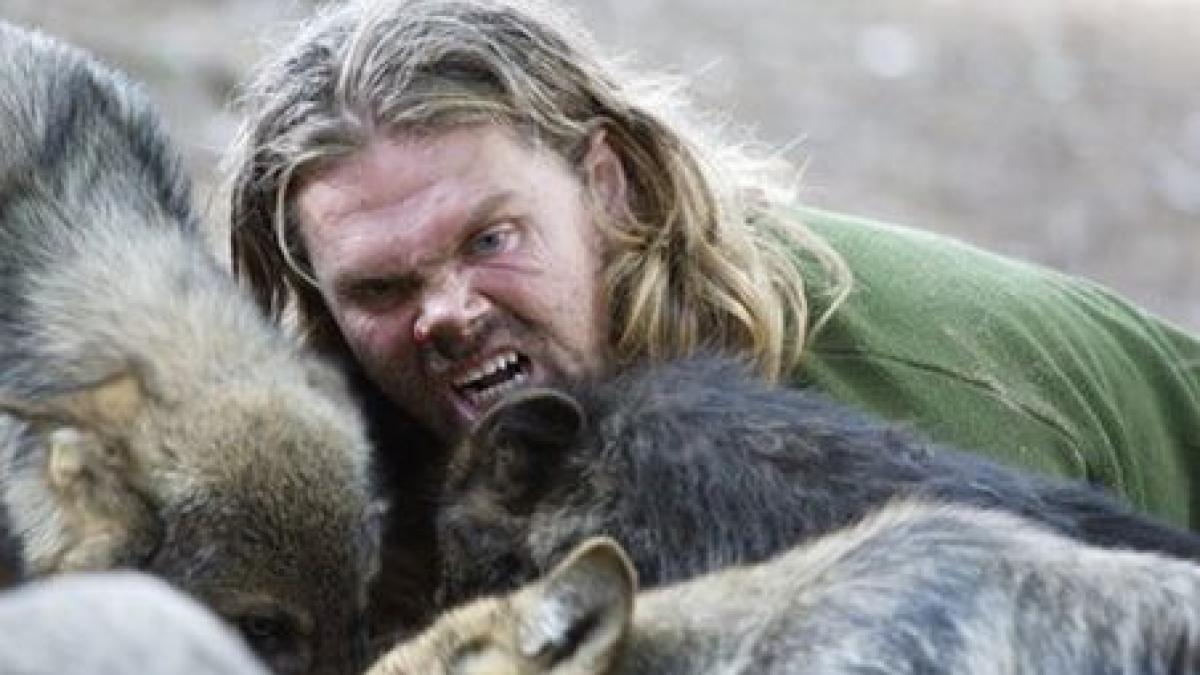 in premiera omul care traieste si vaneaza cot la cot cu lupii