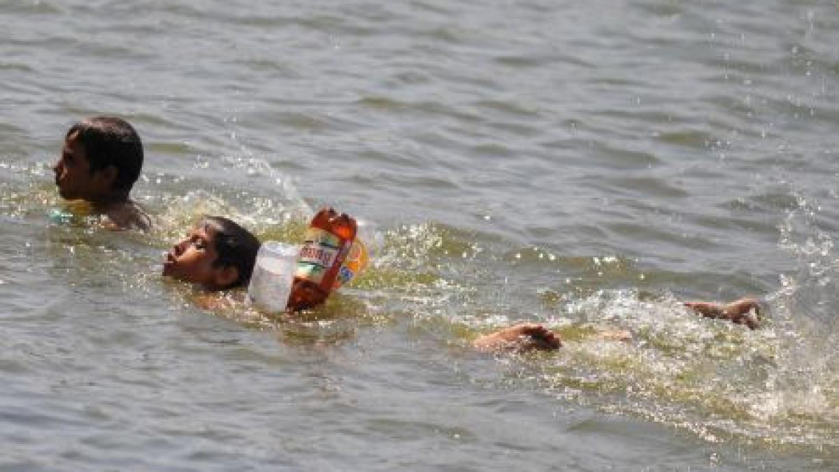 patru tineri dati disparuti dupa ce barca in care se aflau s a rasturnat in lacul razelm