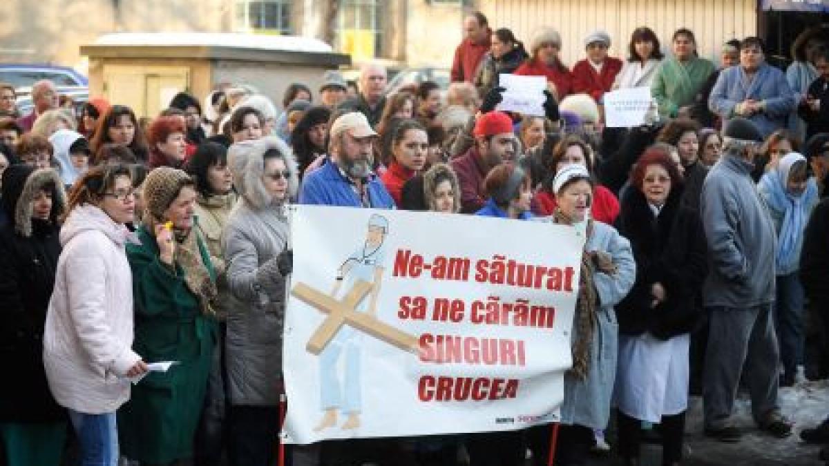 scandal la spitalul socola din iasi angajatii au blocat intrarea in clinica