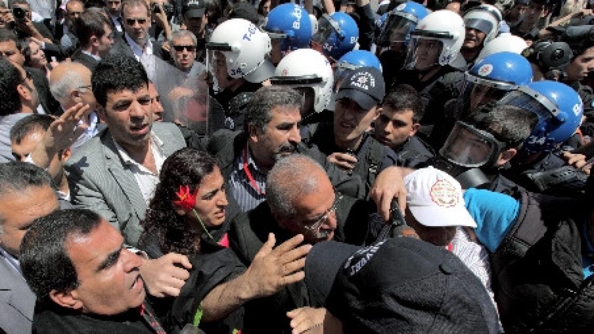 mii de manifestanti pe strazile din turcia dupa uciderea a 12 militari kurzi