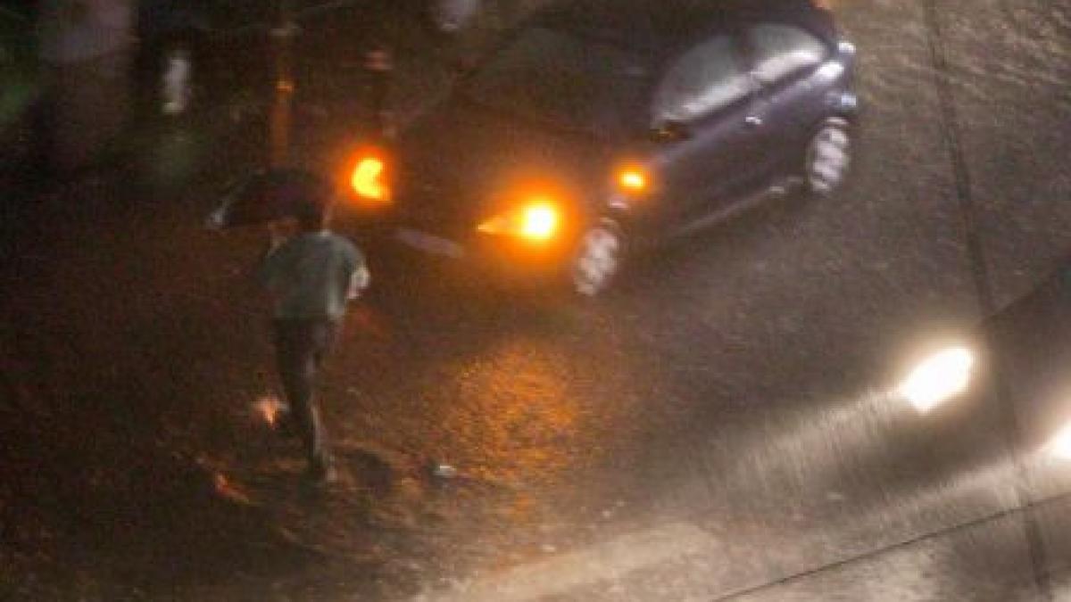 ploi torentiale si vijelii in mai multe zone din tara zeci de gospodarii din brasov au fost inundate