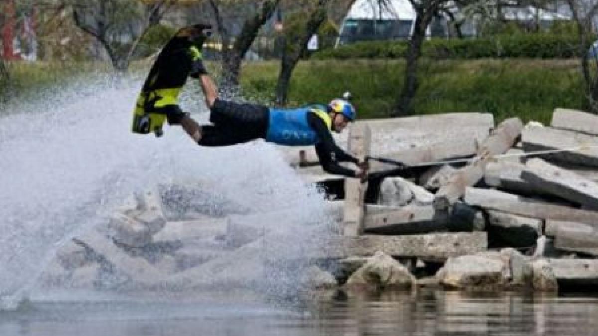 un olandez a facut wakeboarding tras de tren pe lacul techirghiol