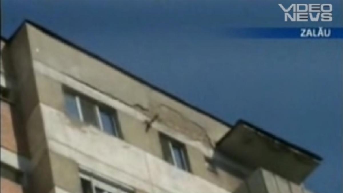 femeie din zalau la un pas de moarte dupa ce o bucata din tencuiala unui bloc i a cazut in cap