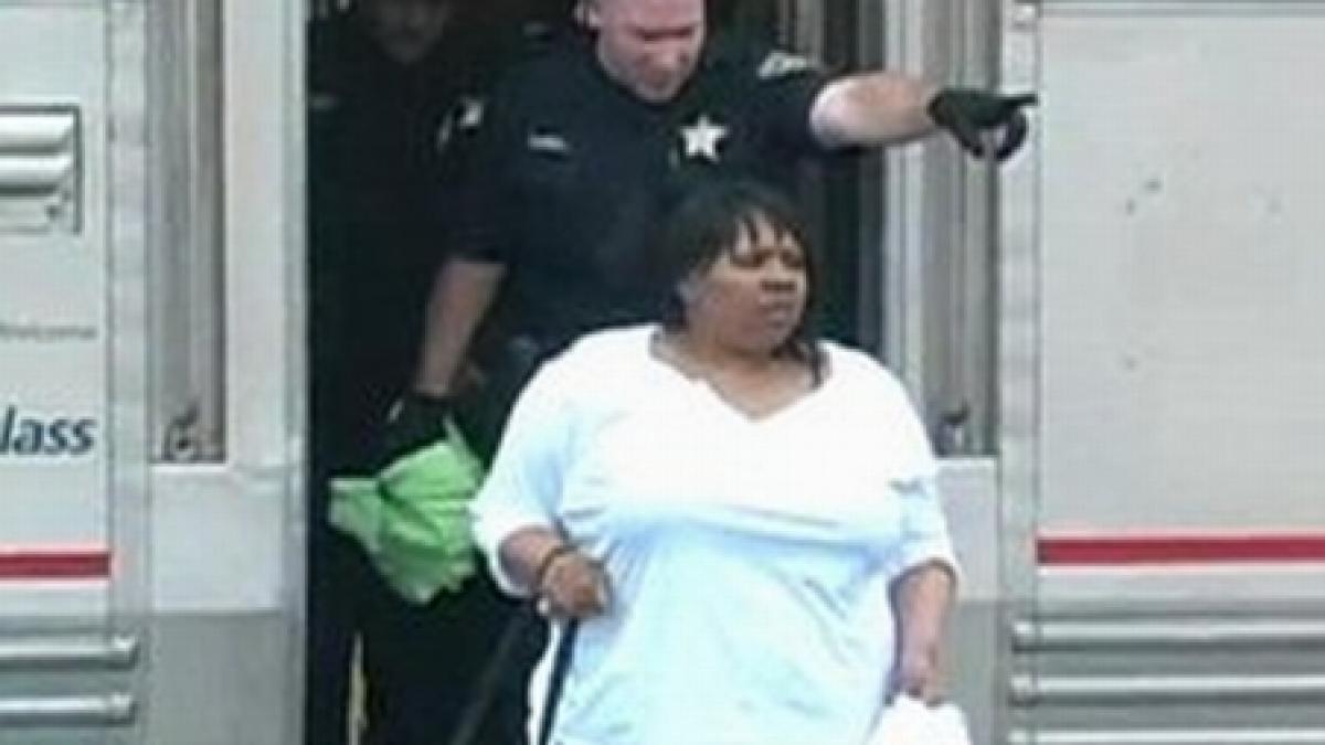 sua o tanara a fost data jos din tren pentru ca vorbea prea tare la telefon