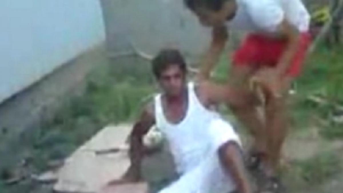 lesini de ras schwarzie pica lat in timp ce ridica o haltera improvizata