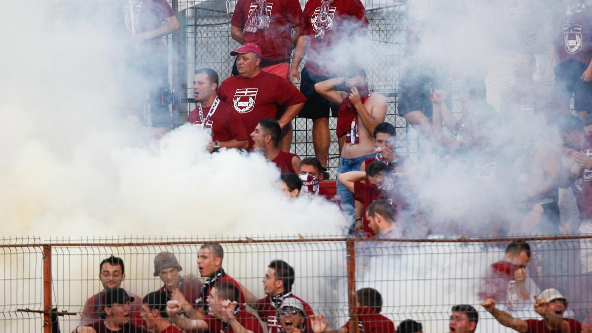 incidente la rapid fc brasov tanara arsa pe fata si gat din cauza tortelor aruncate de suporteri