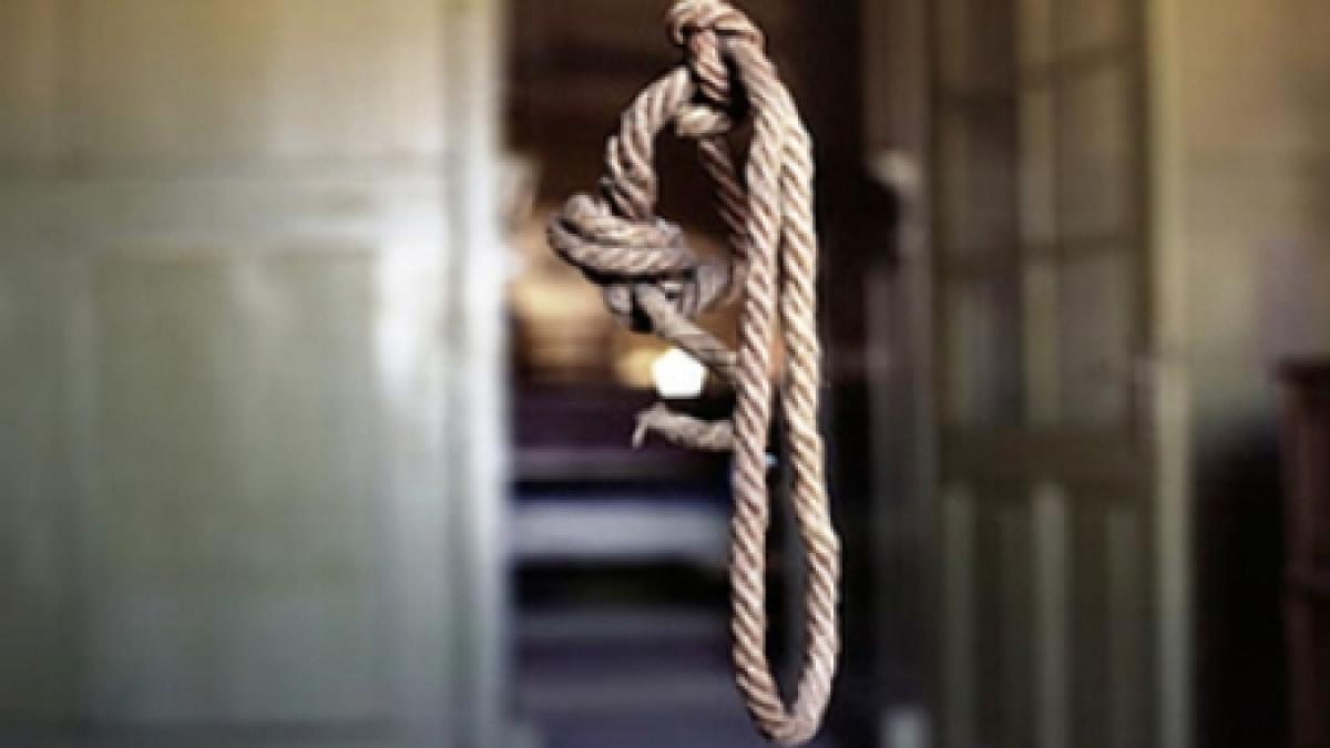 s a spanzurat pentru ca guvernul boc i a taiat pensia de boala i au cerut si 20 000 lei inapoi