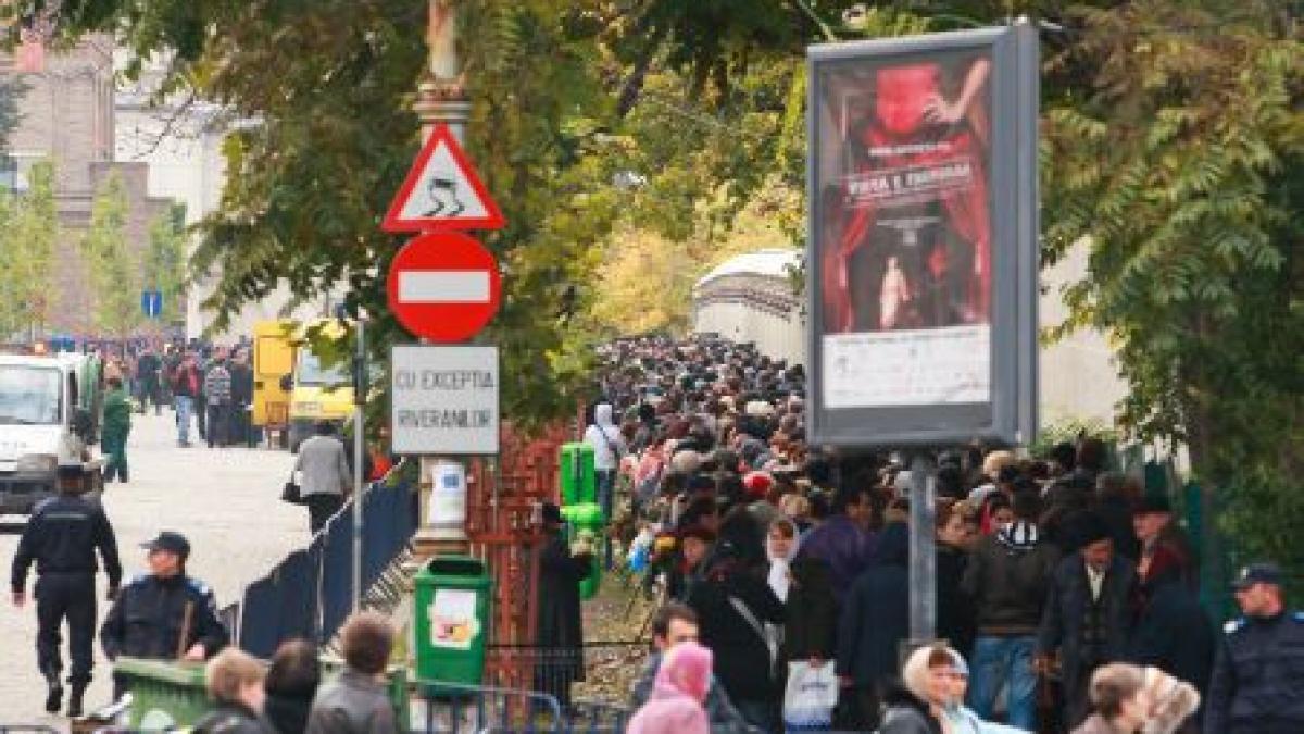 sfintii constantin si elena coada la moaste si aproape doua milioane de romani isi serbeaza