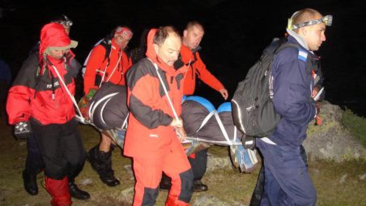 eleva de 13 ani recuperata de salvamontisti dupa ce a cazut intr o rapa