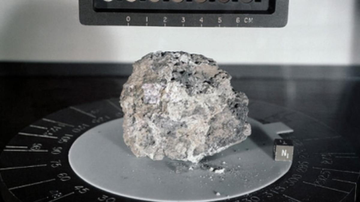 sua femeie retinuta dupa ce a incercat sa vanda o roca lunara cu 1 7 milioane de dolari