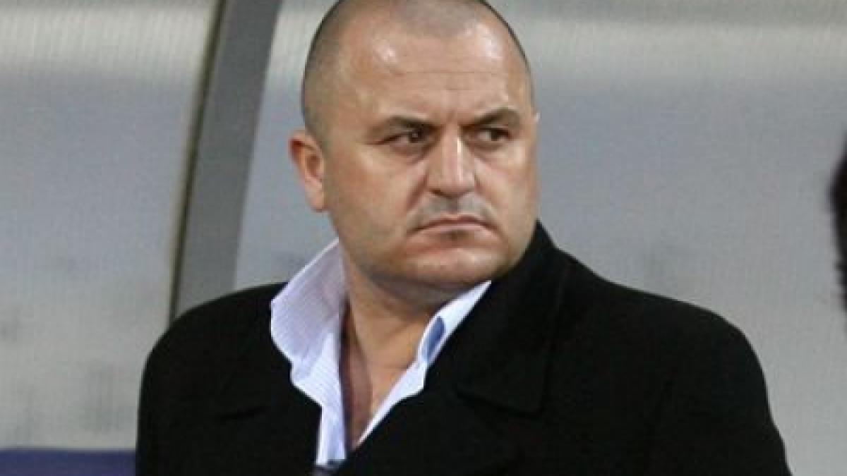 suporterii universitatii craiova au aruncat cu torte inspre sediu il contesta pe finantatorul