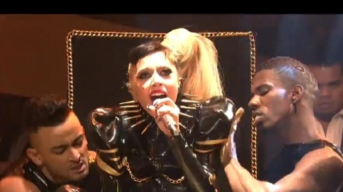 show inedit lady gaga cantareata naste pe scena in timpul piesei born this way
