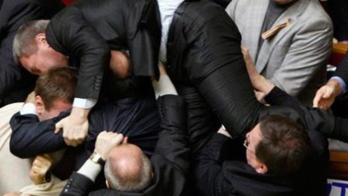 bataie in parlamentul ucrainean vicepresedintele a agresat un coleg