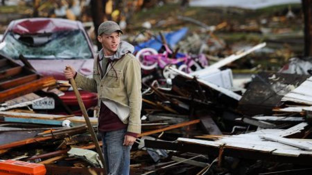 tornadele fac ravagii in sua 116 persoane au murit si 1 100 au fost ranite