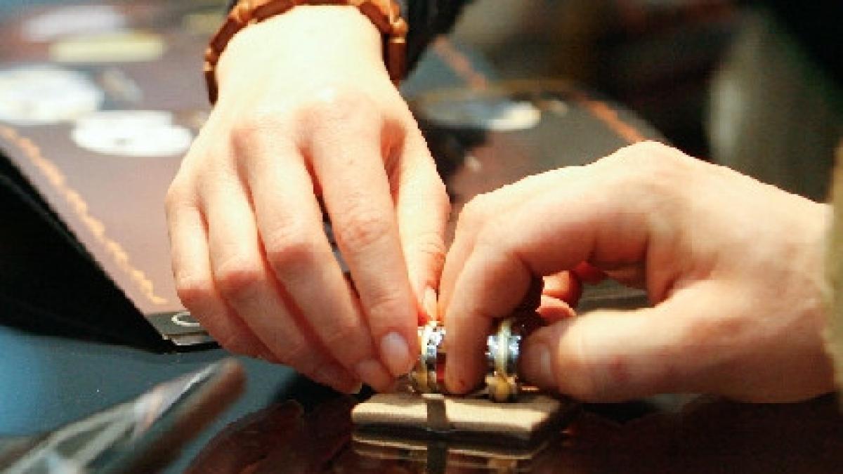 un batran a fost omorat cu toporisca pentru inelul pe care l purta pe deget