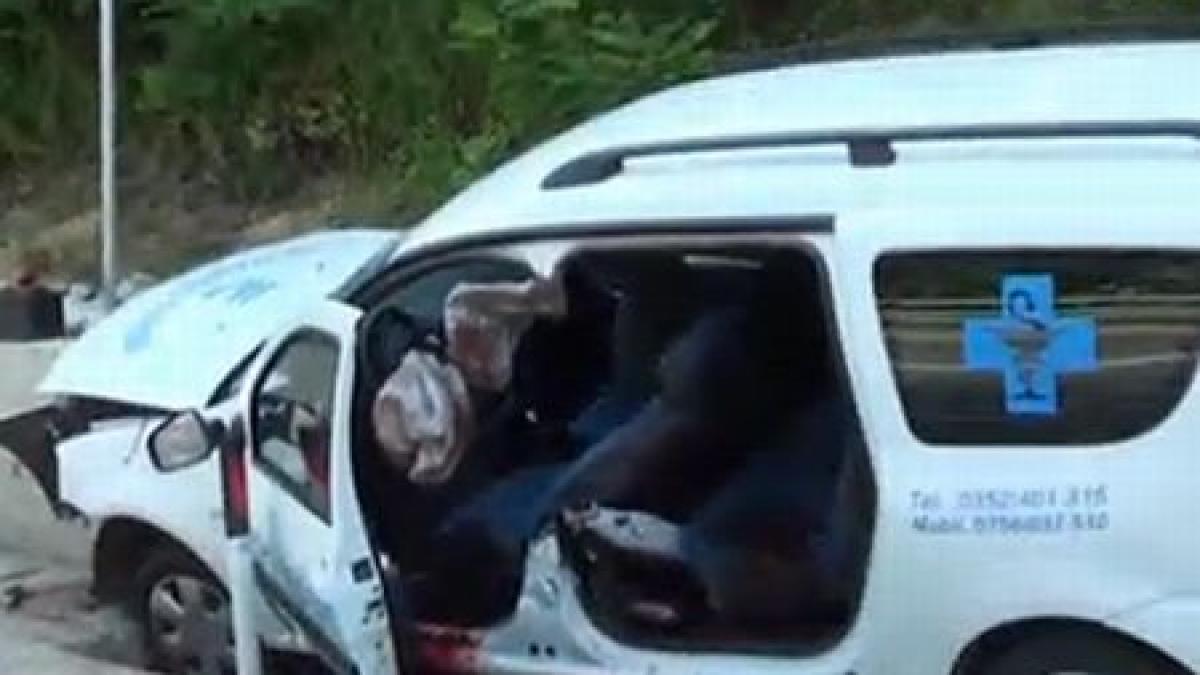 ambulanta implicata intr un accident grav doi morti si doi raniti imagini de la locul tragediei