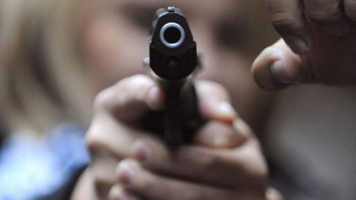 cu arma la tribunal un membru al gruparii ghenosu a vrut sa si impuste rivalul