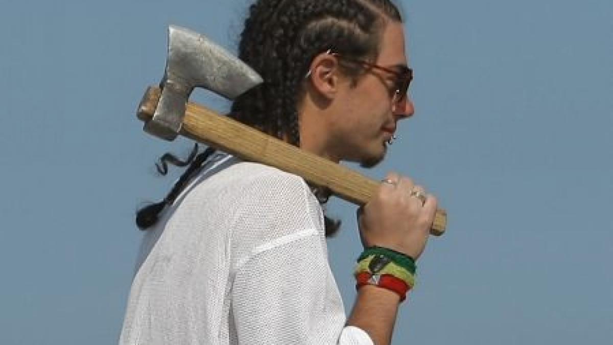 doi barbati s au batut cu topoarele intr un magazin din ploiesti