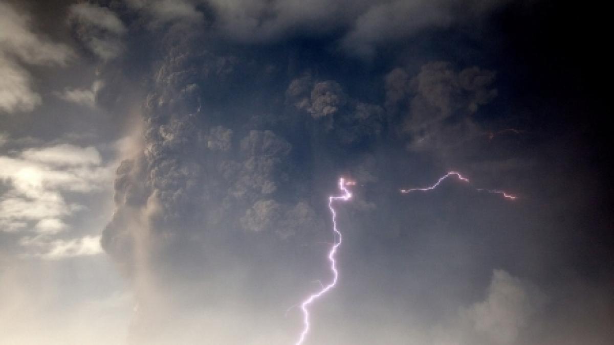 imagini spectaculoase eruptia vulcanului islandez surprinsa din spatiu