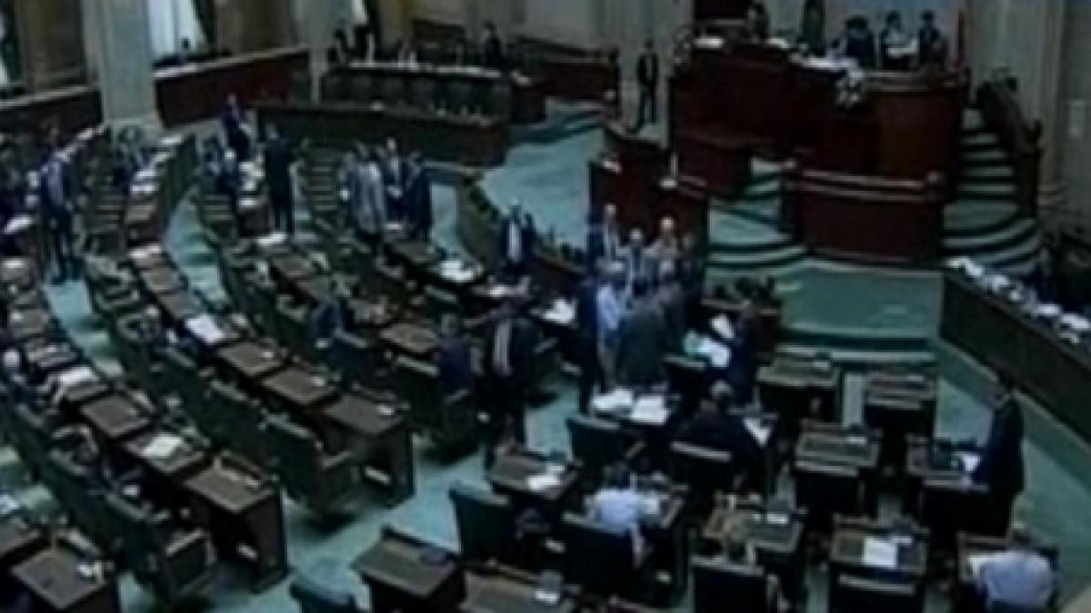 lucrarile din plenul senatului suspendate dupa ce opozitia s a retras