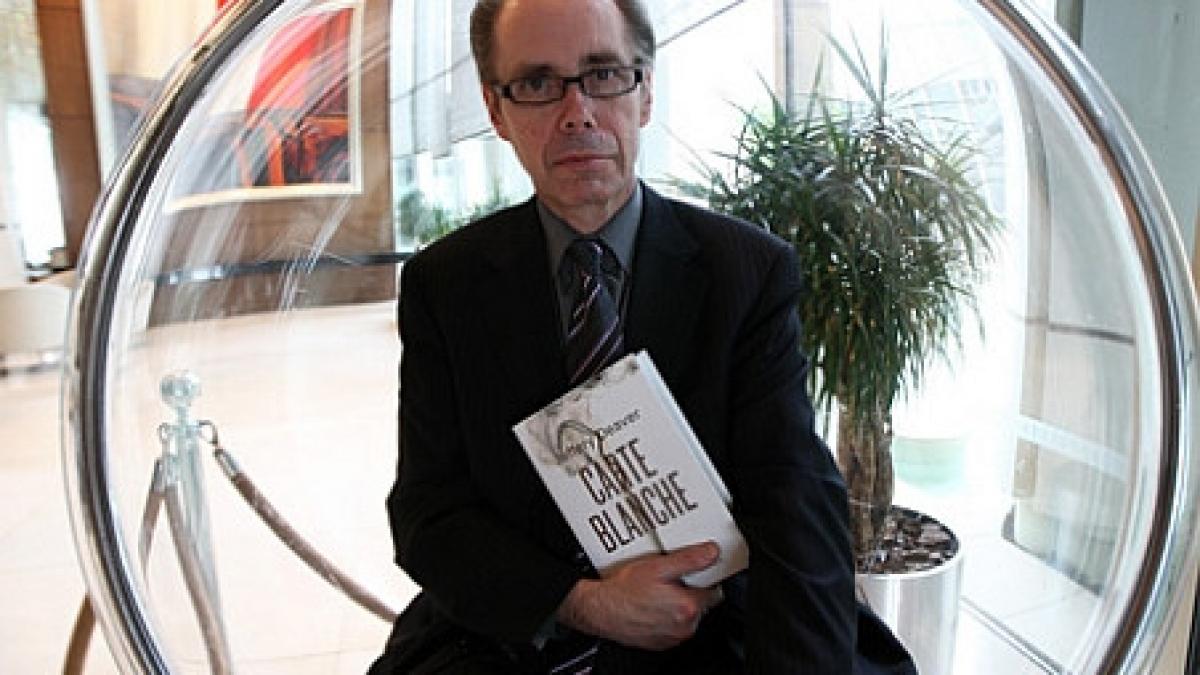 james bond revine in librarii a fost lansat un nou roman carte blanche