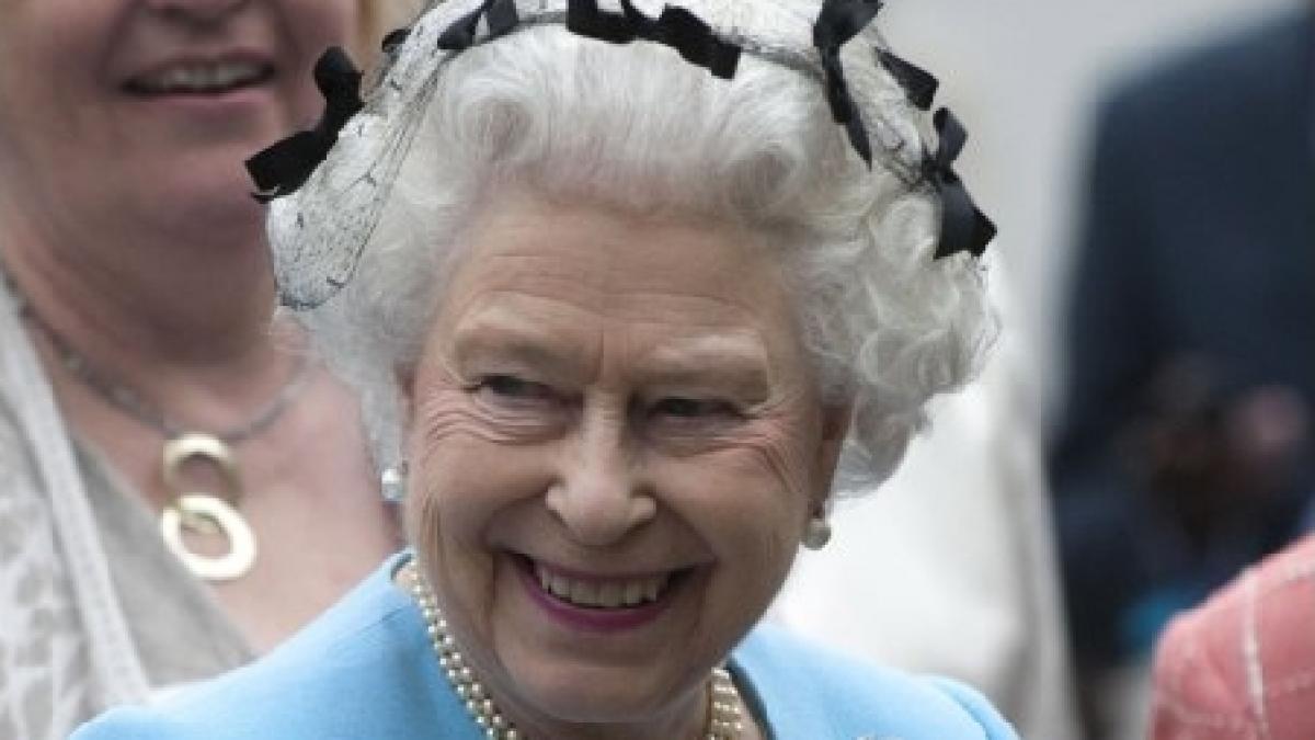 regina elisabeta a aparut la un eveniment dedicat gradinaritului cu o plasa pentru par pe cap