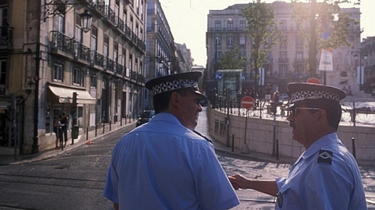 romani deghizati in politisti arestati pentru furt in barcelona ei au strans 80 000 euro