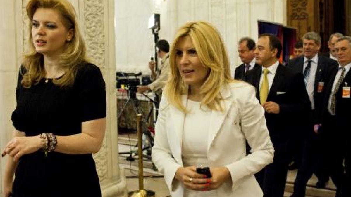 udrea si anastase au defilat in rochii rosii la campina