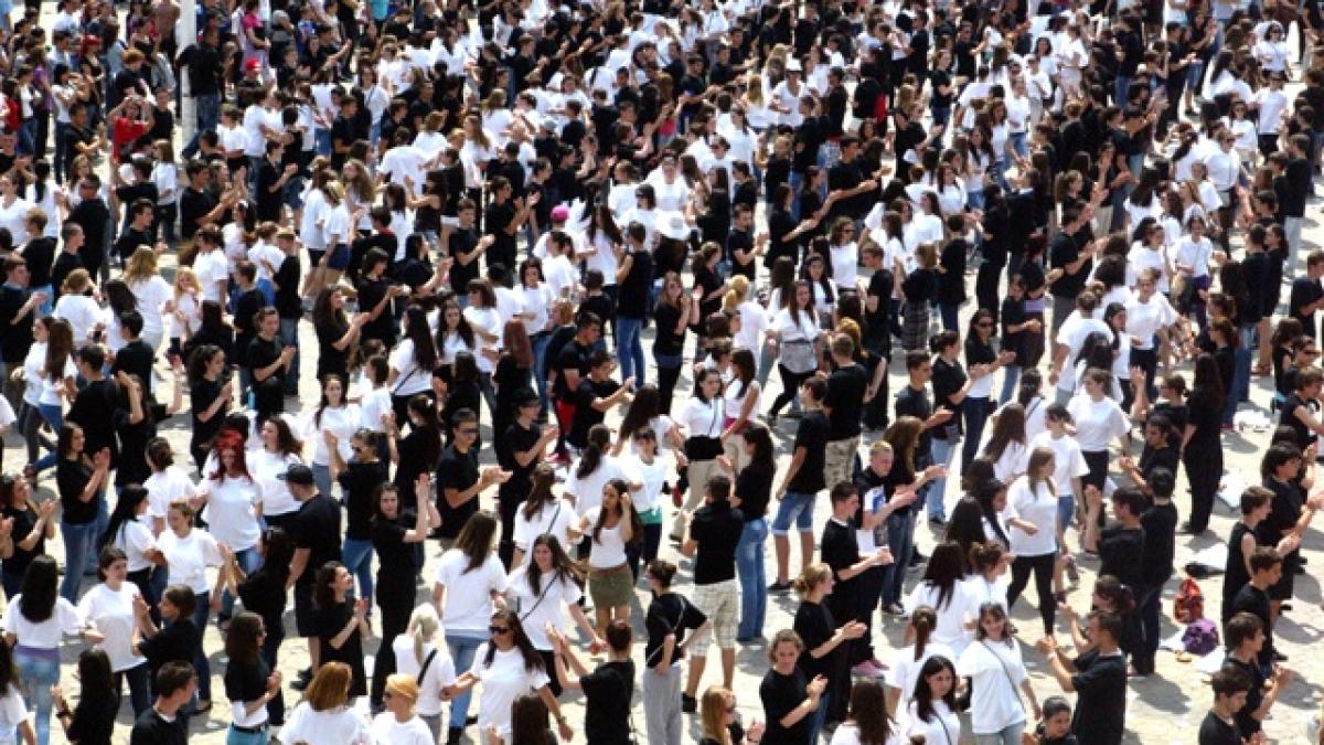 ploiesti mii de oameni au participat la un dans sincron pentru cartea recordurilor