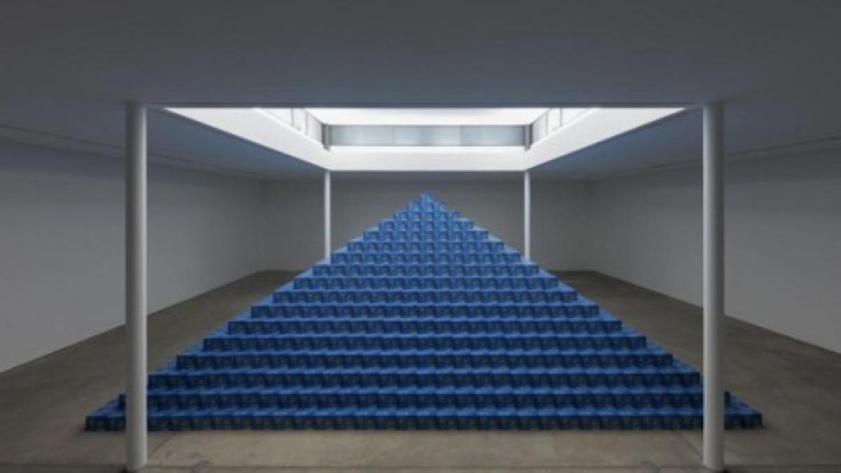 un artist francez a construit o piramida cu 72 000 de sticle de bere