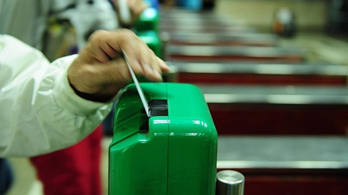 gata cu cozile la metrou apar automatele de vandut cartele