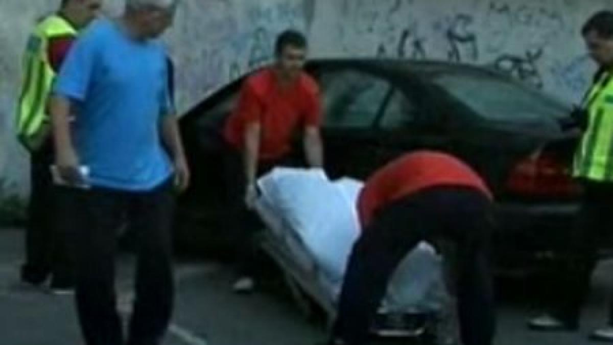 un tanar gasit mort intr o masina parcata in spatele unui bloc din capitala