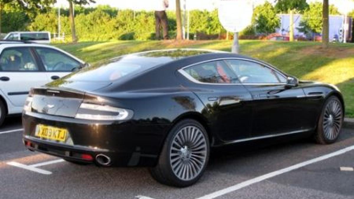 masini de lux bentley si aston martin abandonate pe strazile din new delhi