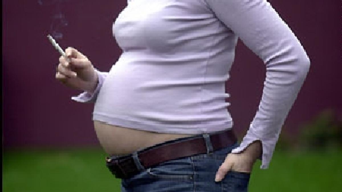 o tanara insarcinata fuma un pachet de tigari pe zi sustinand ca este in beneficiul copilului