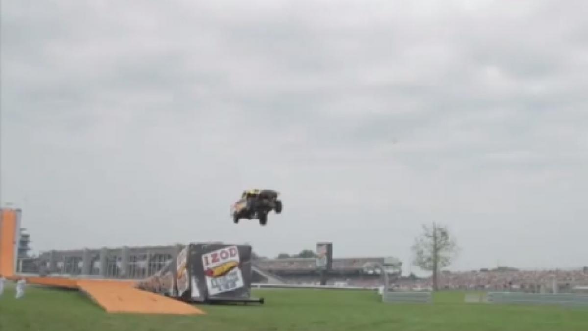 tanner foust doboara recordul mondial la saritura in lungime cu masina